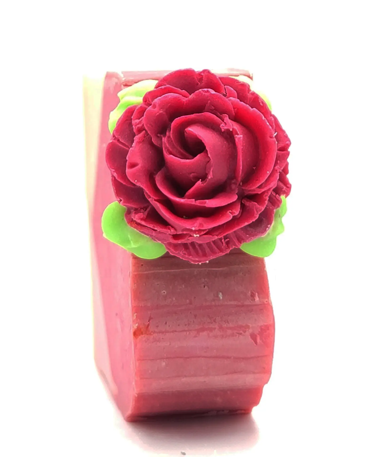 Savon artisanal avec une rose sculptée, riche en huiles naturelles et vitamine E, de Les Mels.