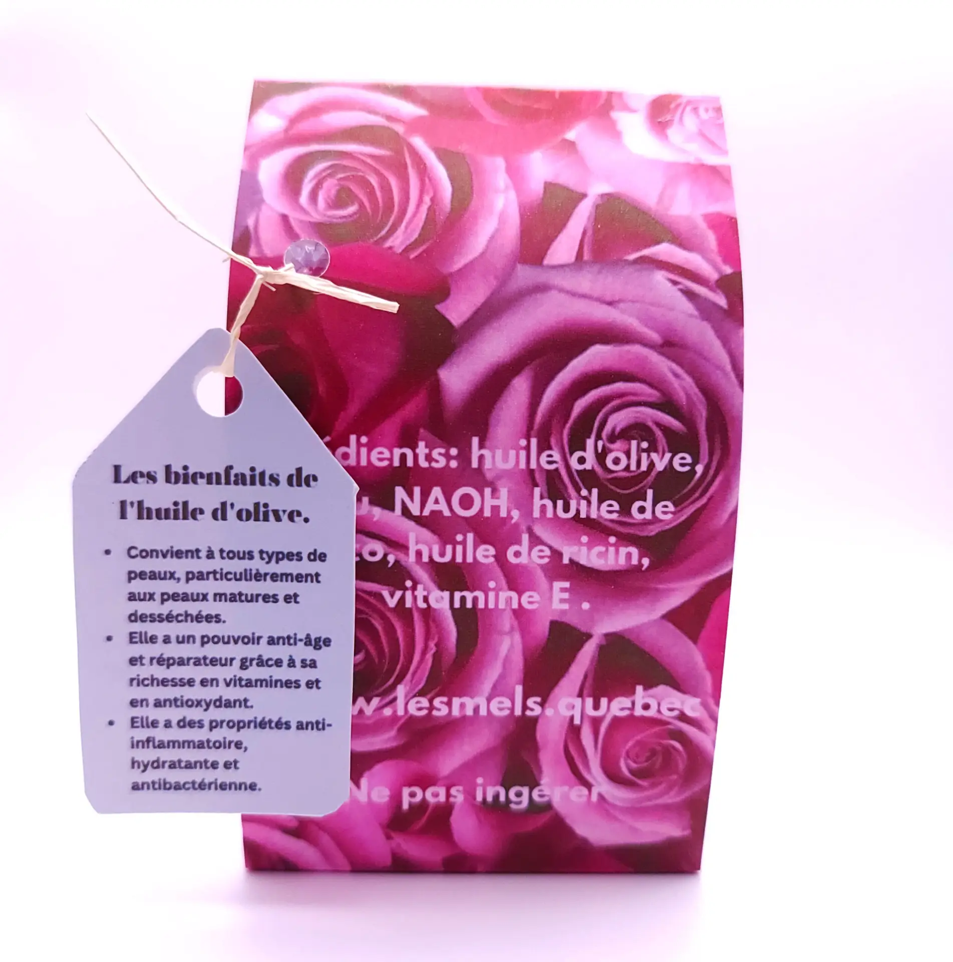 Savon artisanal avec une rose sculptée, riche en huiles naturelles et vitamine E, de Les Mels.