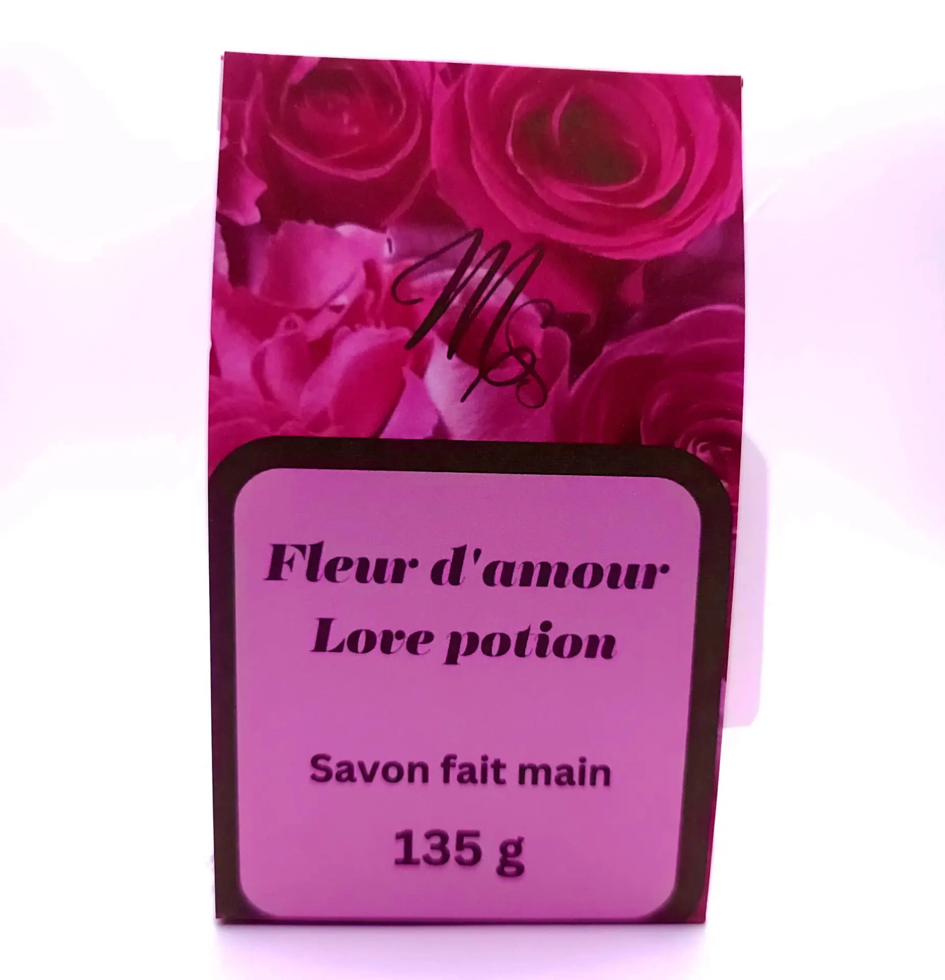Savon artisanal avec une rose sculptée, riche en huiles naturelles et vitamine E, de Les Mels.