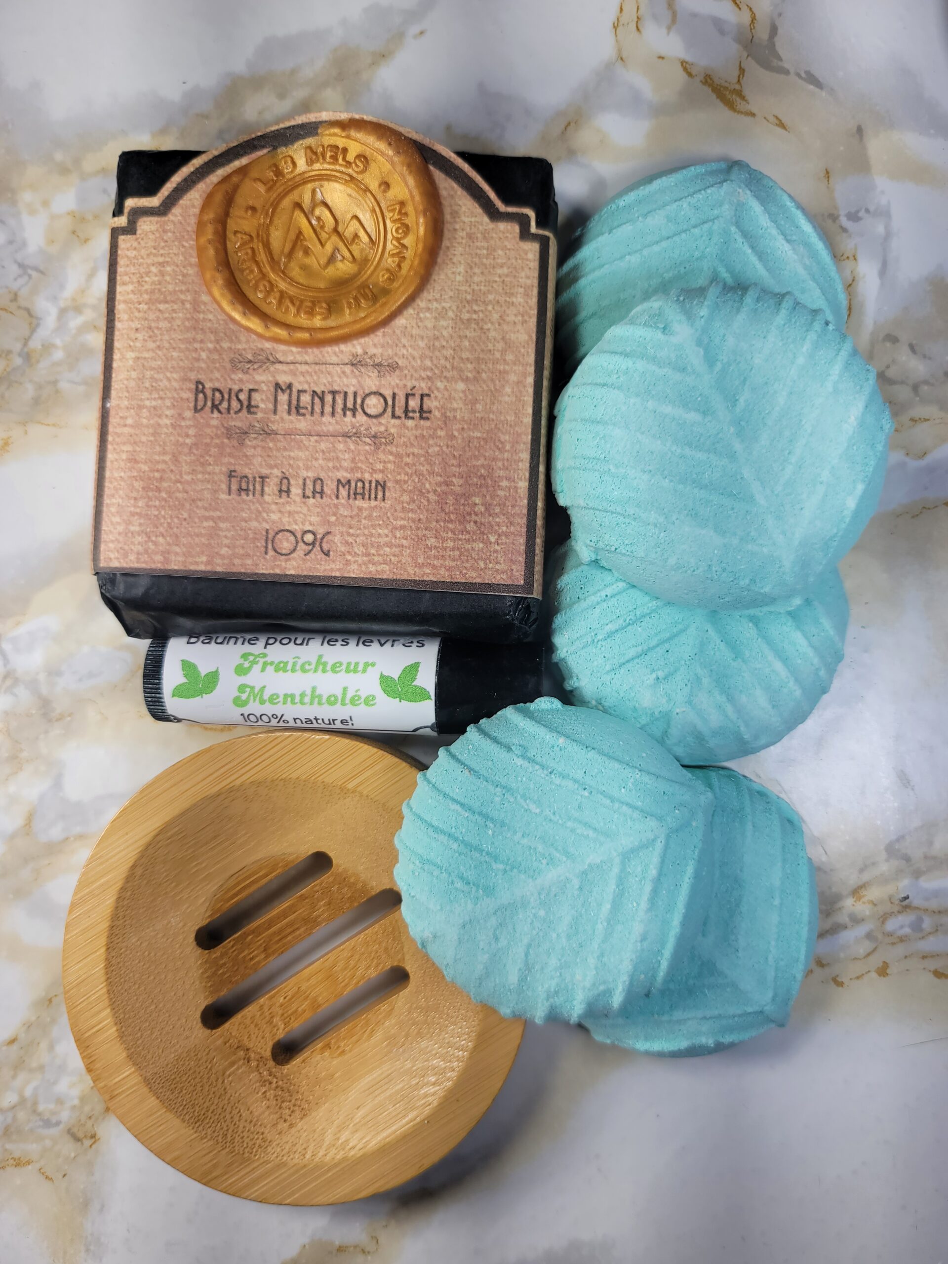 Ensemble Cadeau au menthol Les Mels avec savon, baume à lèvres, vapeurs de douche et porte-vapeur